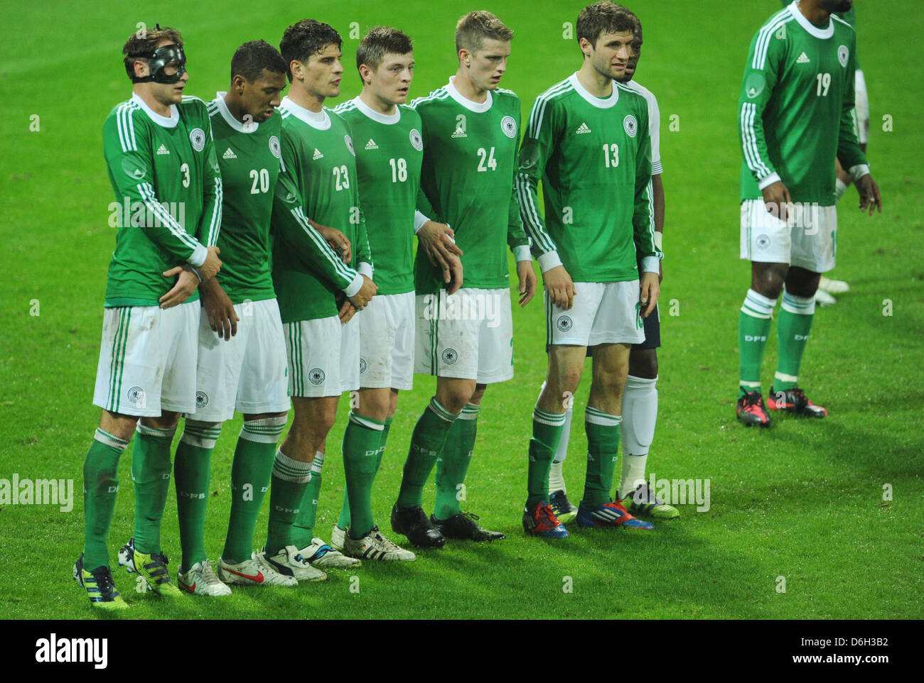 La Germania Benedikt Hoewedes (l-r), Jerome Boateng, Mario Gomez, Toni Kroos, Lars Bender, Thomas Mueller sono visti durante l'amichevole internazionale partita di calcio Germania vs Francia presso lo Stadio Weser di Brema, Germania, 29 febbraio 2012. La Germania ha perso 1-2 contro la Francia. Foto: Julian Stratenschulte dpa/L  Foto Stock