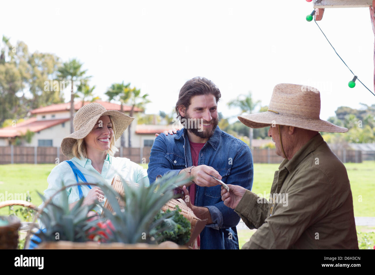 Giovane lo shopping al mercato agricolo Foto Stock