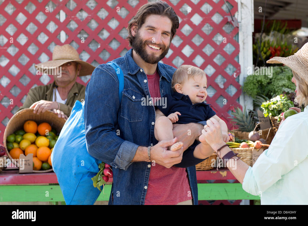 Famiglia shopping al mercato agricolo Foto Stock