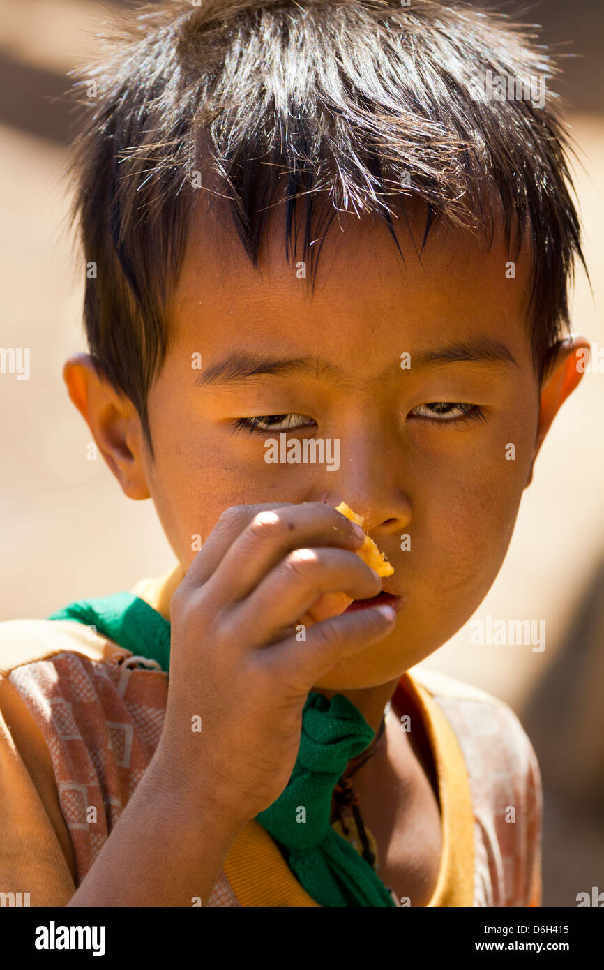 Giovane ragazzo in Inn Thein Village, Myanmar 2 Foto Stock
