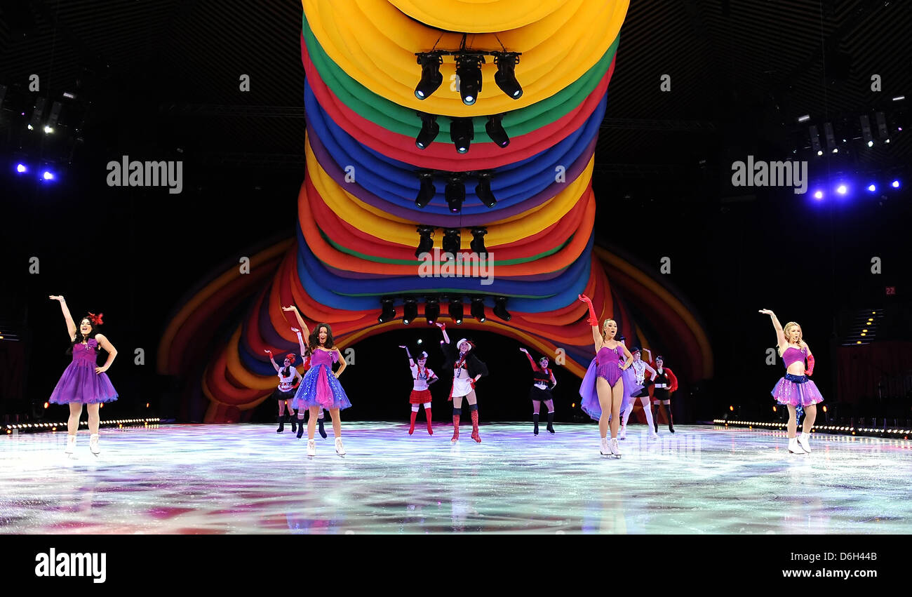 La band Queensberry è pictuired sul ghiaccio durante la premiere del Holiday on Ice Show 'festival' a Tempodrom di Berlino, Germania, 01 marzo 2012. Gli spettatori possono guardare in avanti per il nuovo spettacolo della stagione, che porta i visitatori a immaginarie mondi sottomarini, veneziana balli mascherati e giungle. Foto: Britta Pedersen Foto Stock