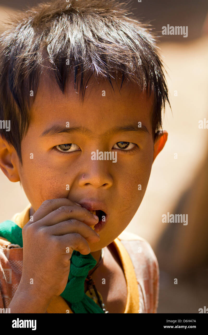 Giovane ragazzo in Inn Thein Village, Myanmar 1 Foto Stock
