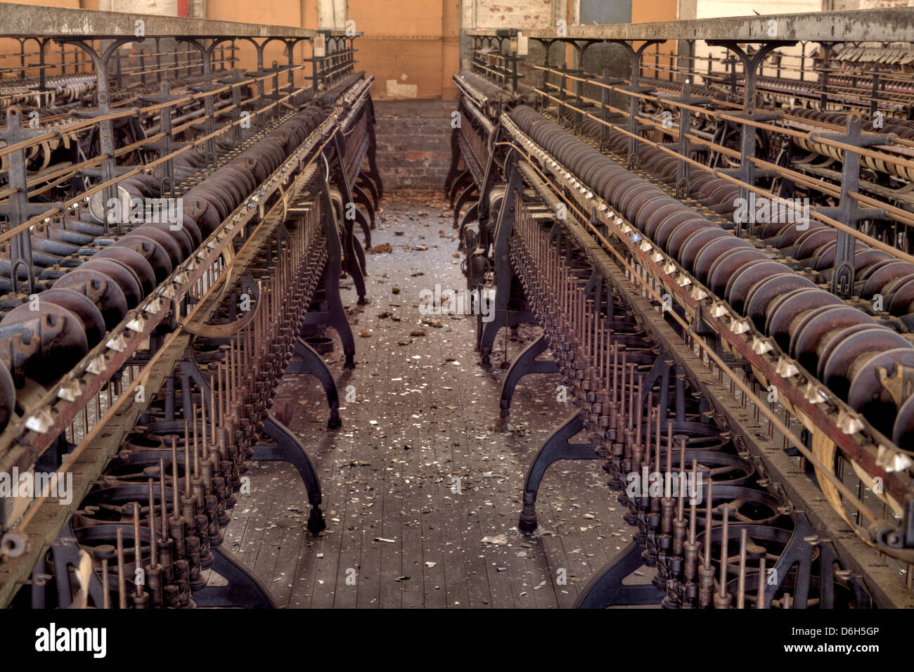 Urbex - Industria tessile: fila di telai in un vecchio mulino di seta  fabbrica in luce elaborazione HDR Foto stock - Alamy