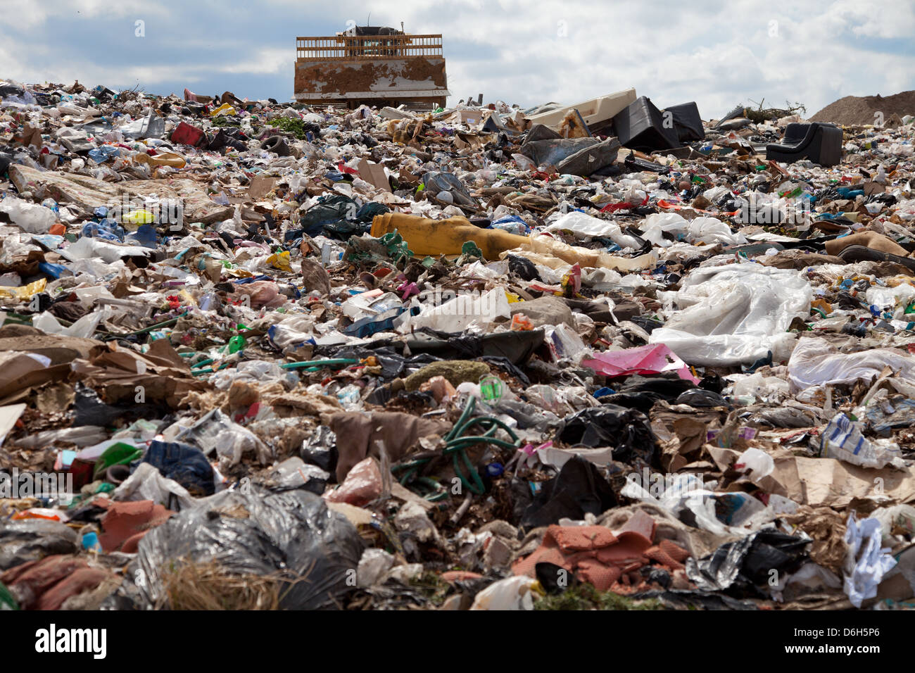 Carrello gestione dei rifiuti in una discarica Foto Stock