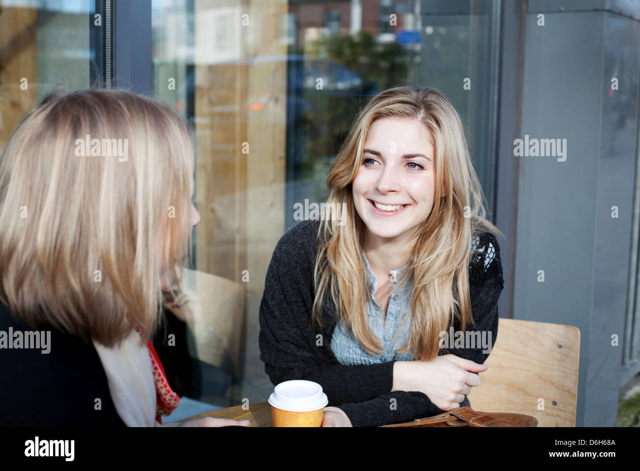 Le donne aventi caffè insieme all'aperto Foto Stock