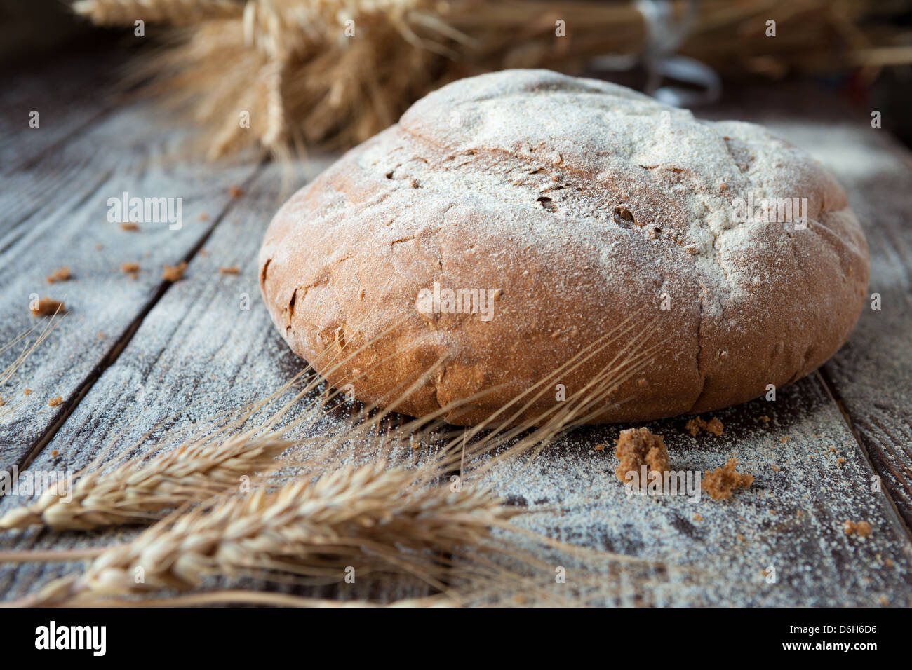 Il pane fatto in casa e spighe di grano, primo piano Foto Stock