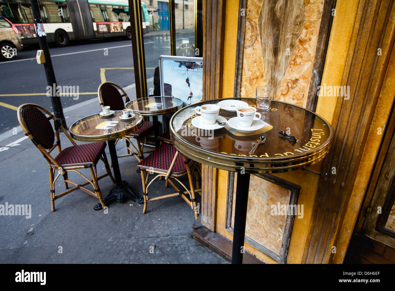 Ordinaria street bar all'angolo dell'edificio a Parigi, Francia Foto Stock