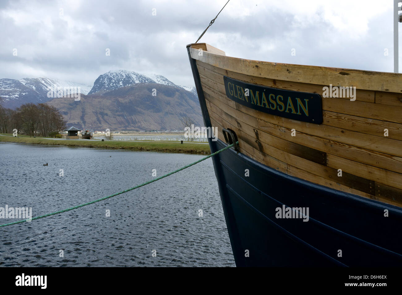 The Glen Massan incrociatore passeggero ancorata al bacino di Corpach con il Ben Nevis in background vicino a Fort William Scozia UK Foto Stock