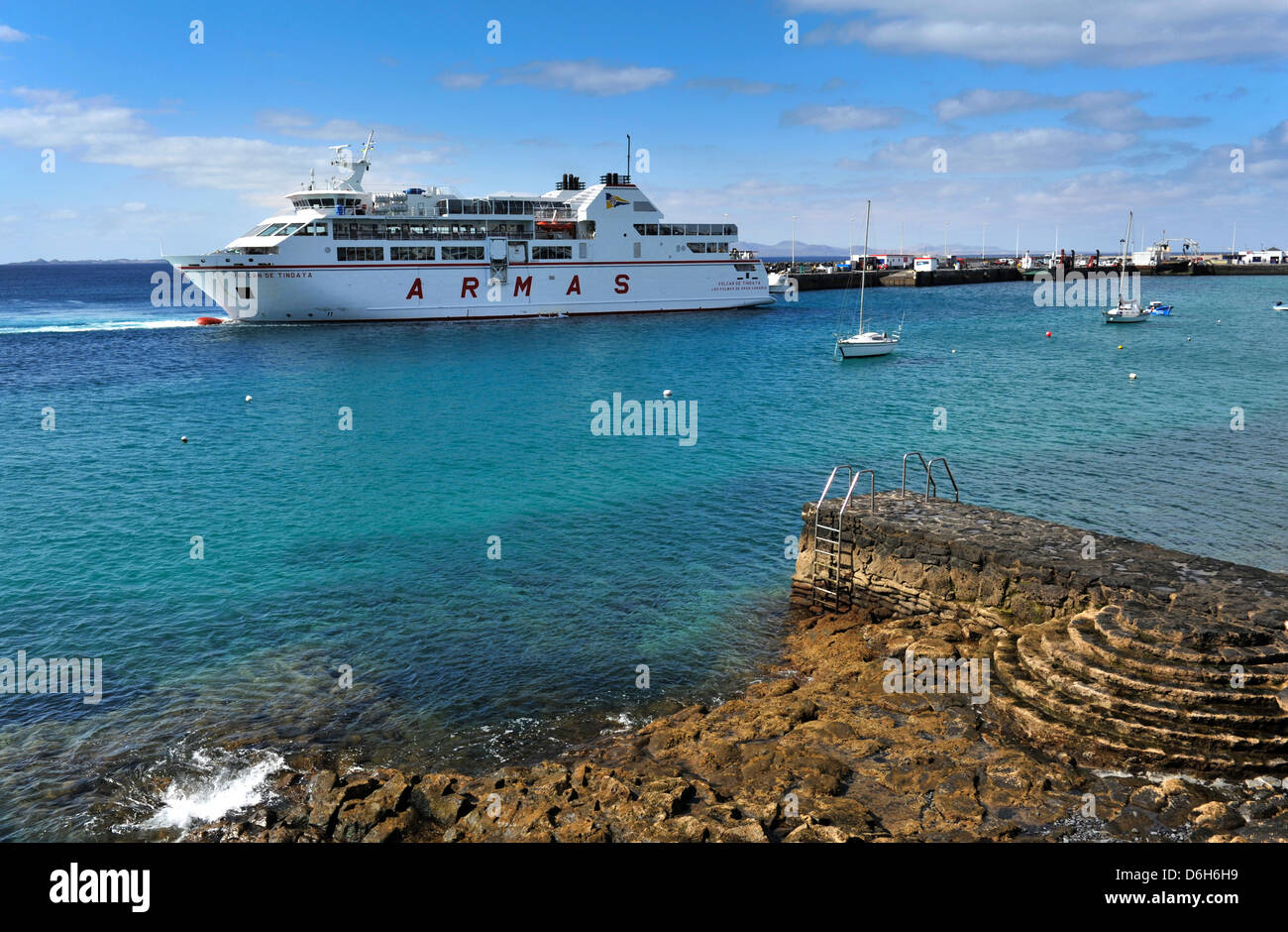 Il Lanzarote a Fuerteventura traghetto, la Naviera Armas proprietà Volcan De Tindaya arriva a Playa Blanca a Lanzarote. Foto Stock