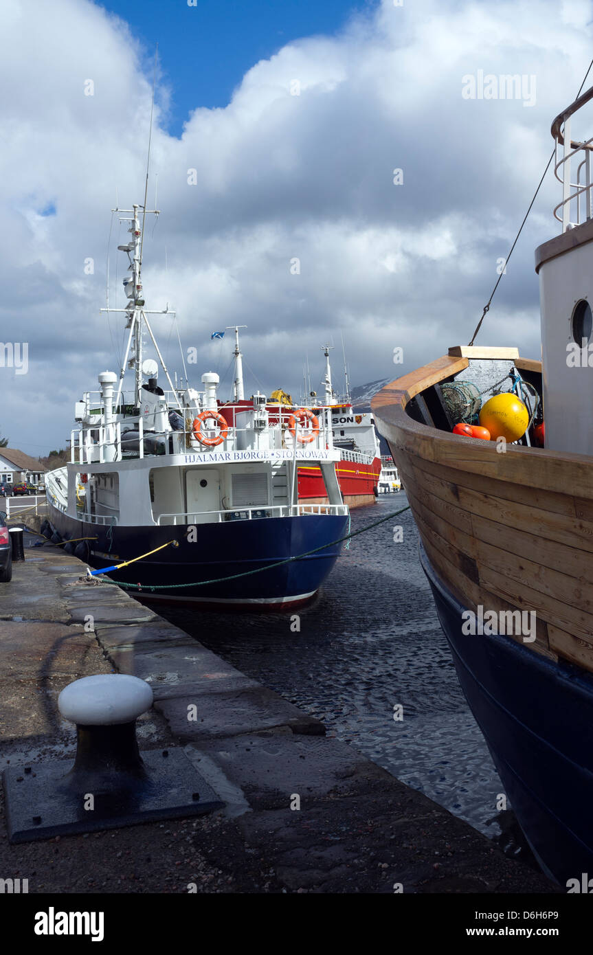 Il Hjalmar Bjorge incrociatore passeggero con il Glen Massan nave in primo piano a Corpach vicino a Fort William Scozia UK Foto Stock