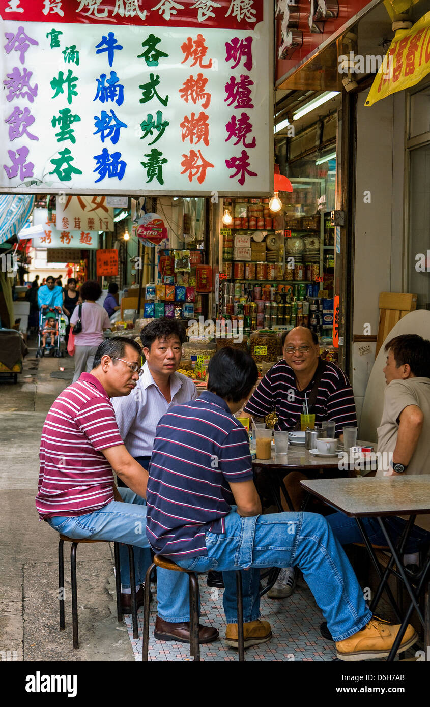 Hong Kong, persone in un BER di Yu Ma Tei trimestre Foto Stock