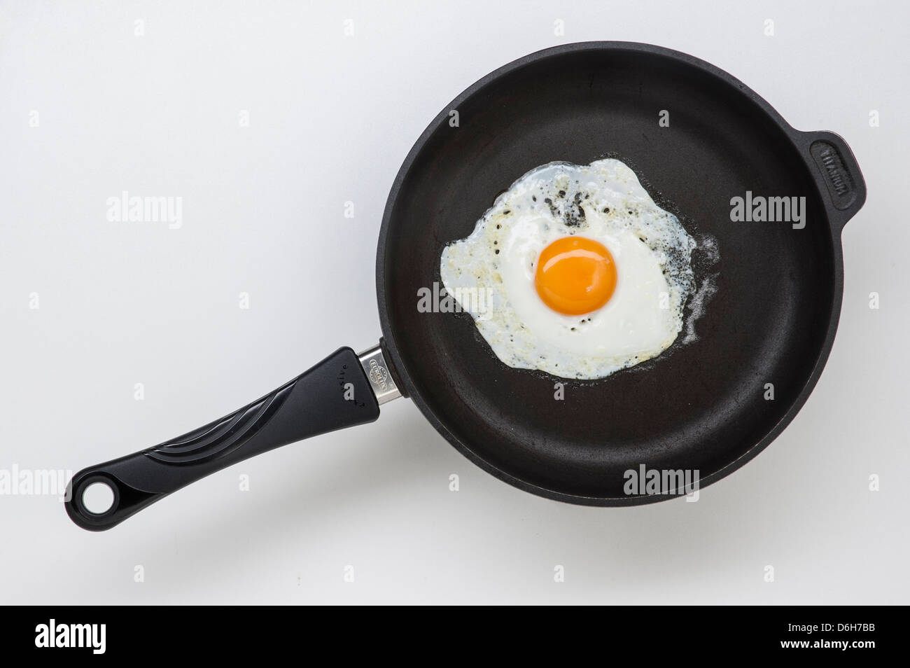 Uovo fritto su una ghisa pan Foto Stock