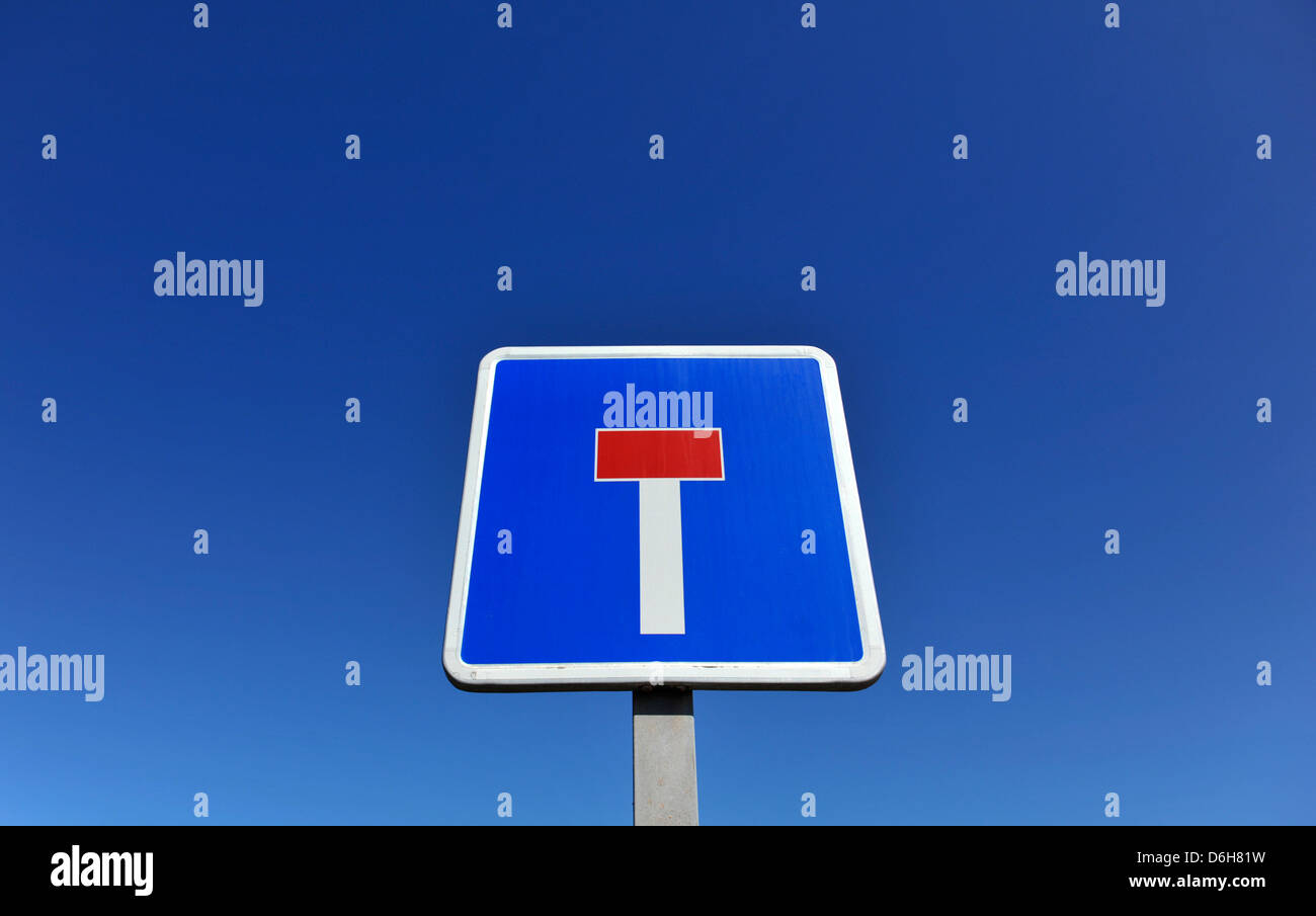 Un dead end road sign con un cielo blu chiaro dietro. Foto Stock