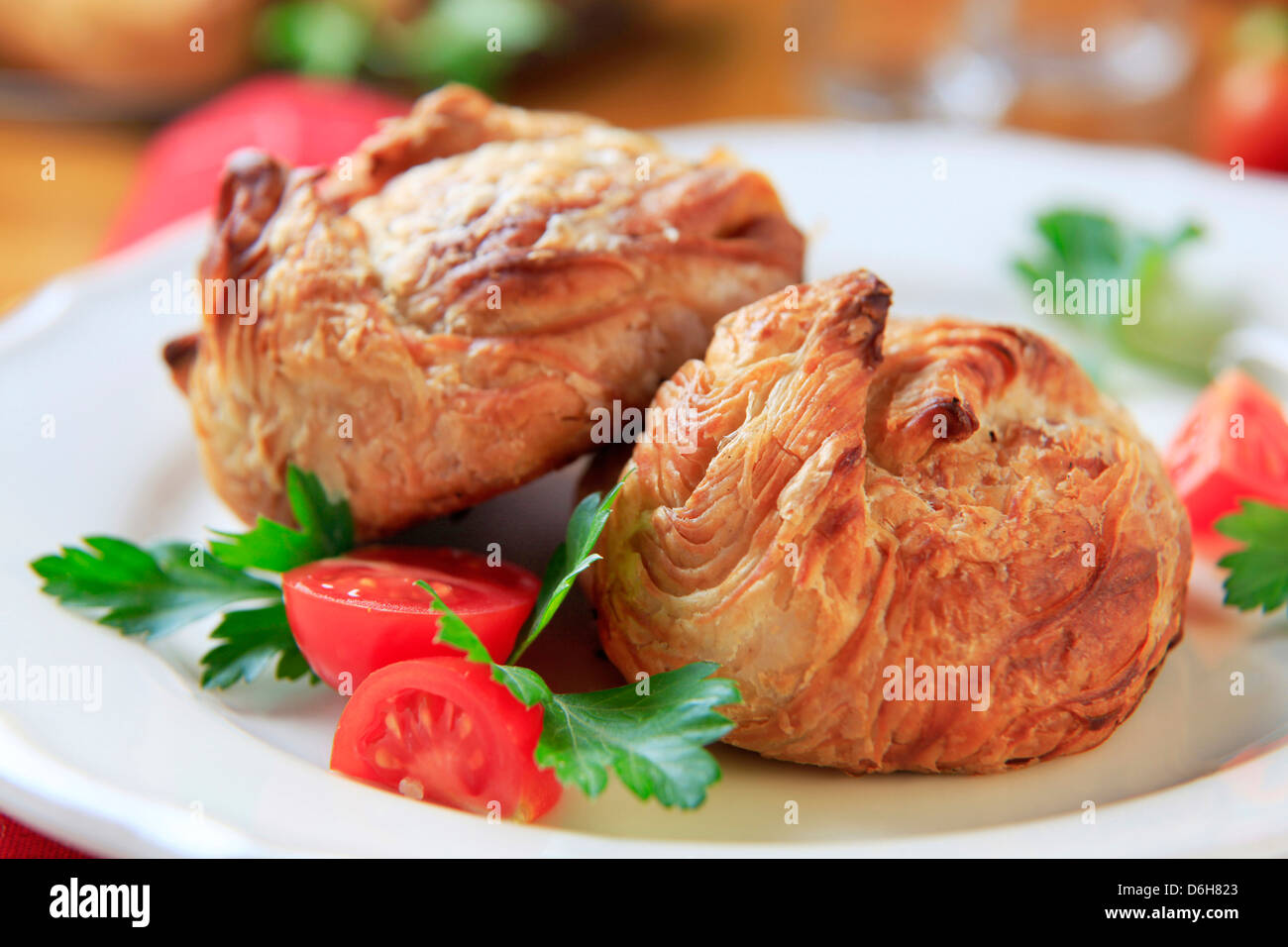 Pasta sfoglia ripiena di pacchi con ripieno gustoso Foto Stock