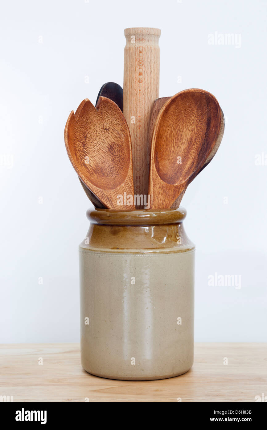 Cucina in legno Utensili memorizzati in un tradizionale Stonewear giara di storage Foto Stock