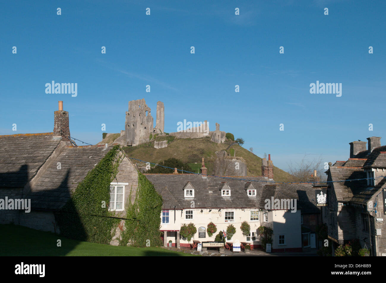 Corfe Castle. Corfe, Dorset, Inghilterra, Regno Unito. Novembre. Vista dal villaggio. Foto Stock