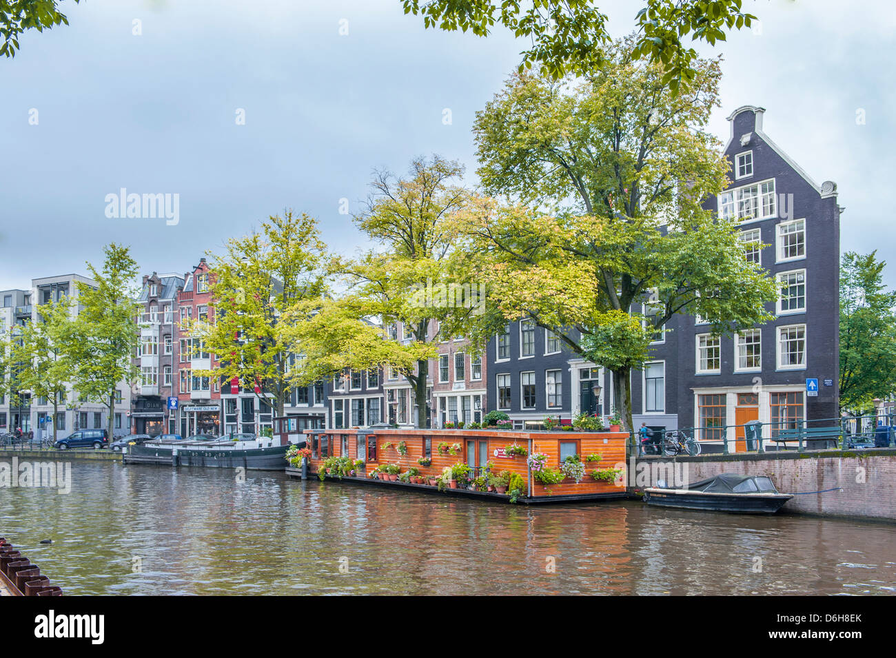 Casa galleggiante sul fiume nel canale di Amsterdam Foto Stock