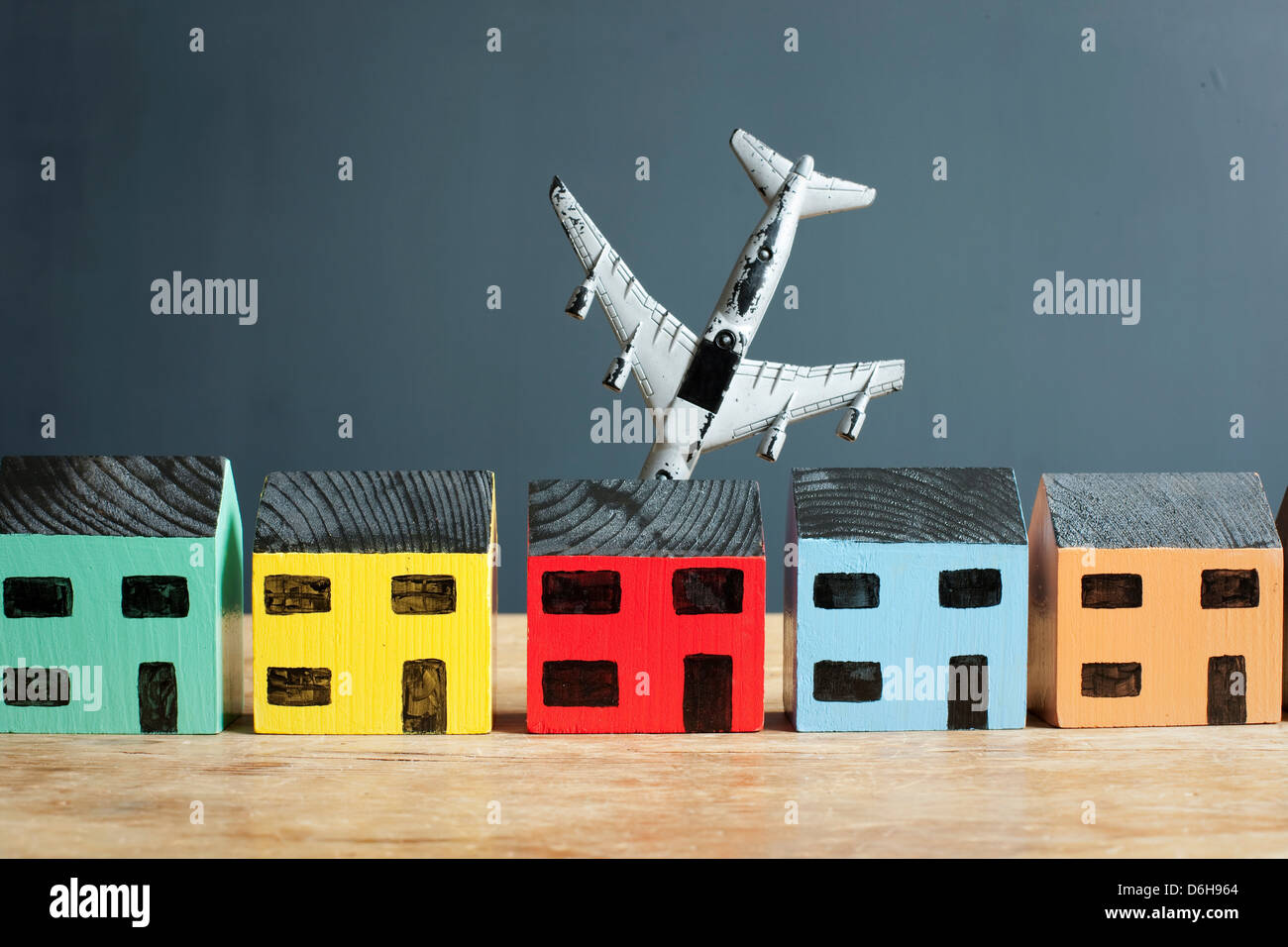 Aereo schiantarsi nel modello di casa Foto Stock
