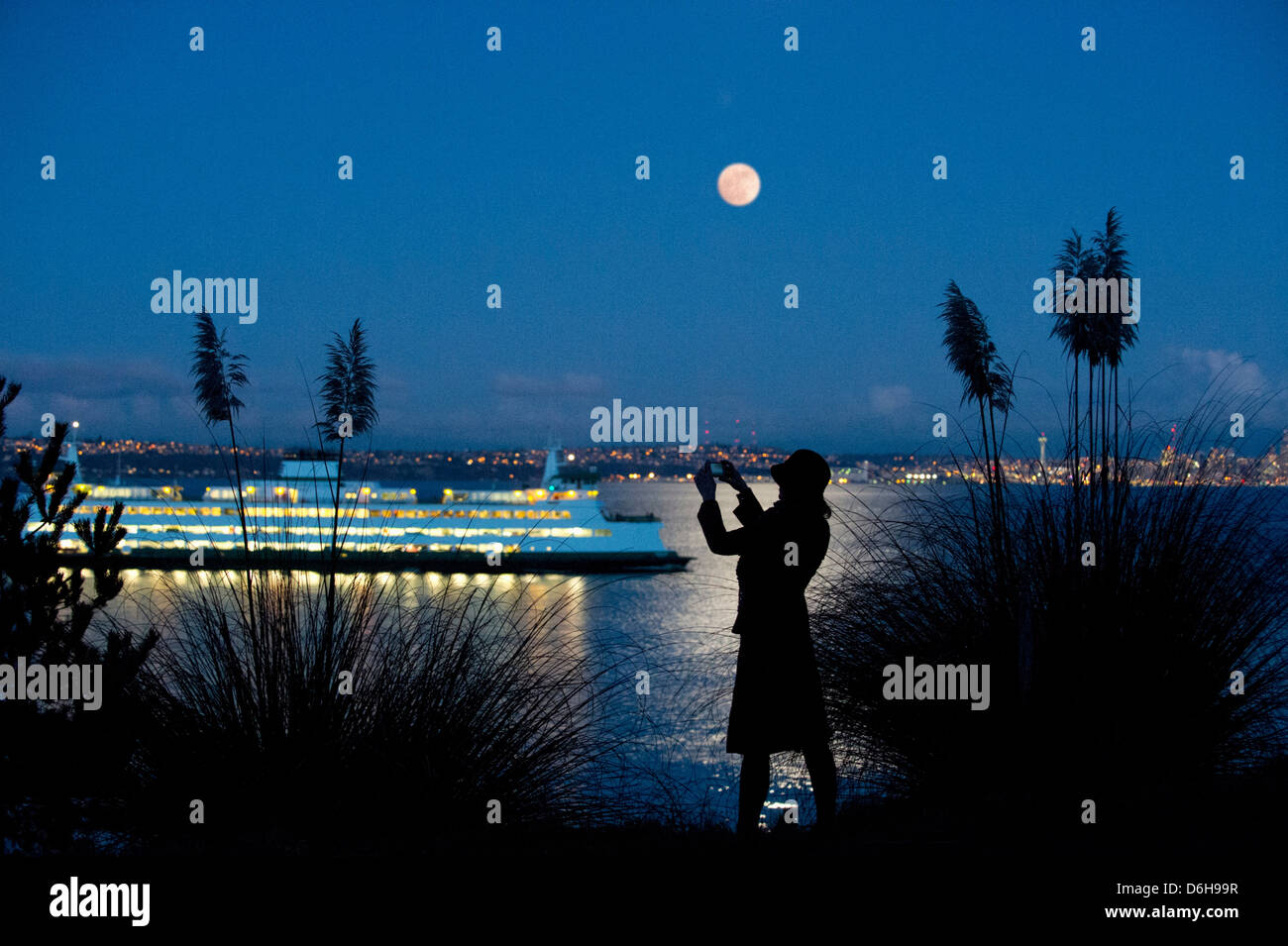 La donna sta immagine della nave da crociera Foto Stock