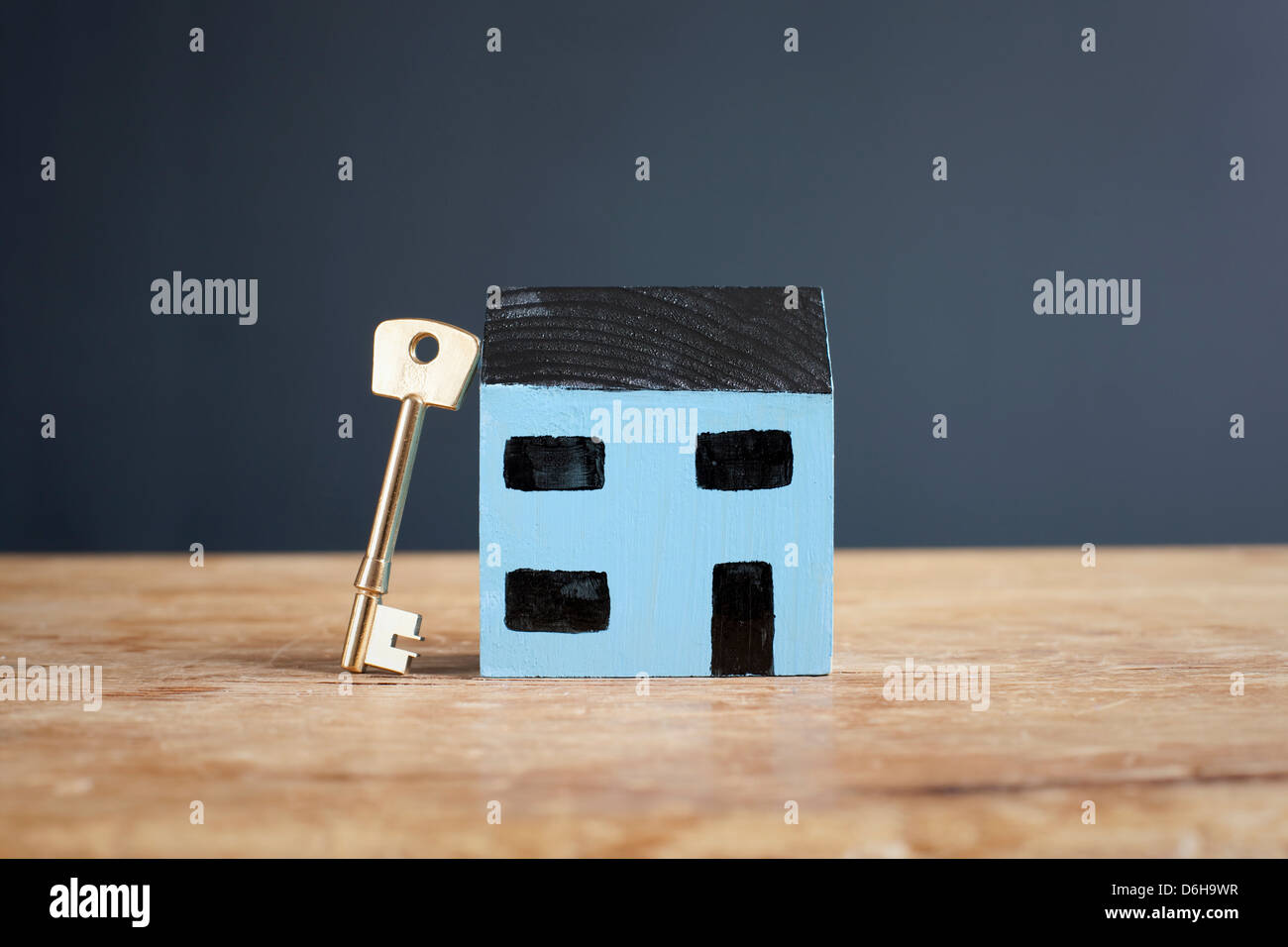 La chiave appoggiata sul modello di casa Foto Stock