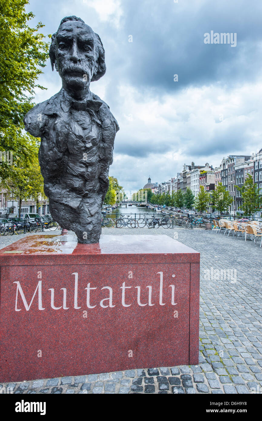 Statua di Eduard Douwes Dekker, meglio noto con il suo nome della penna Multatuli, era una scrittrice olandese. Foto Stock