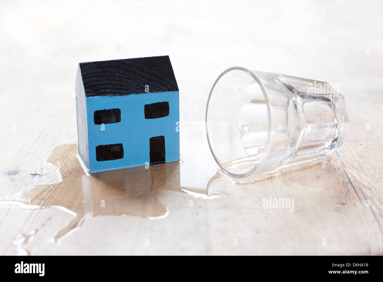 Acqua versata sul modello di casa Foto Stock