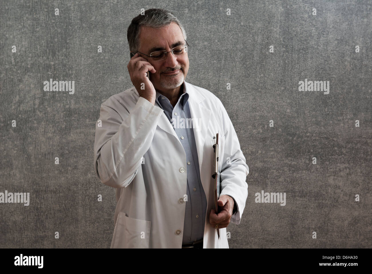 Medico maschio sul cellulare Foto Stock