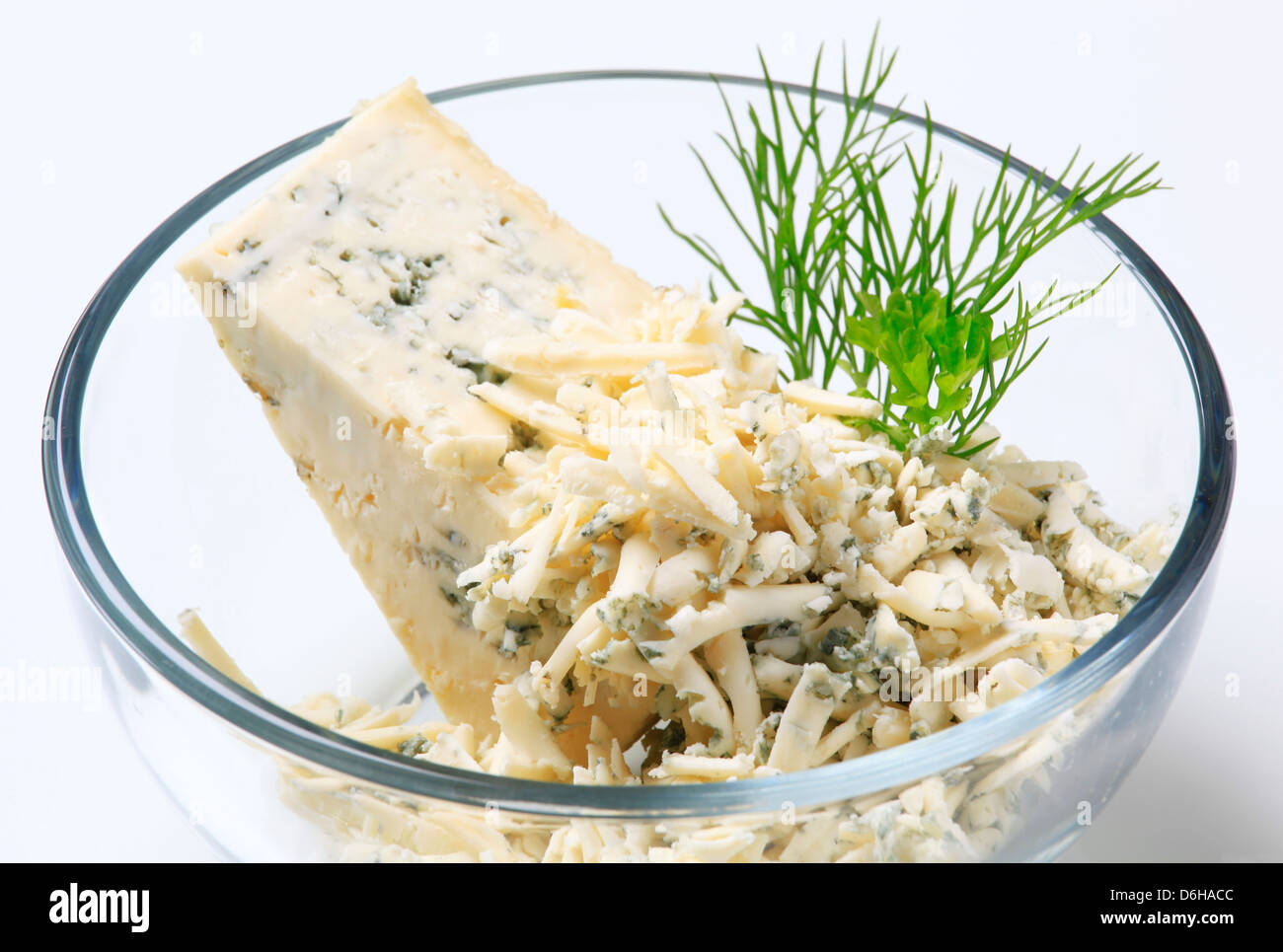 Blue formaggio grattugiato in una ciotola di vetro Foto Stock