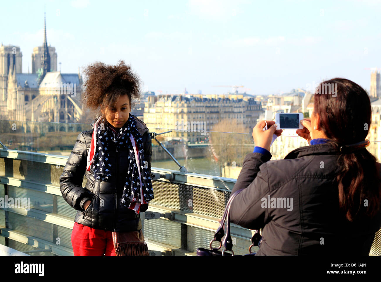Ragazza turistico è in posa per Iphone immagine davanti alla Cattedrale di Notre Dame a Parigi Foto Stock