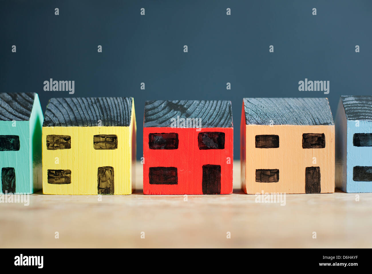 Modello di colorate case sul contatore Foto Stock