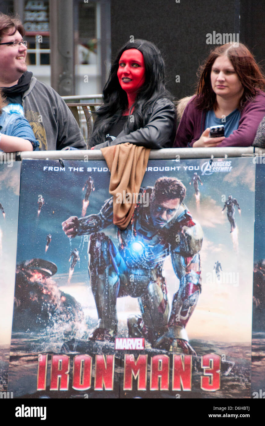 Londra, Regno Unito. Il 18 aprile 2013. Un ventilatore che ha dipinto di rosso se stessa attende le stelle per arrivare a questa sera premiere di Iron Man 3 a l'Odeon Leicester Square.Credit: Pete Maclaine/Alamy Live News Foto Stock