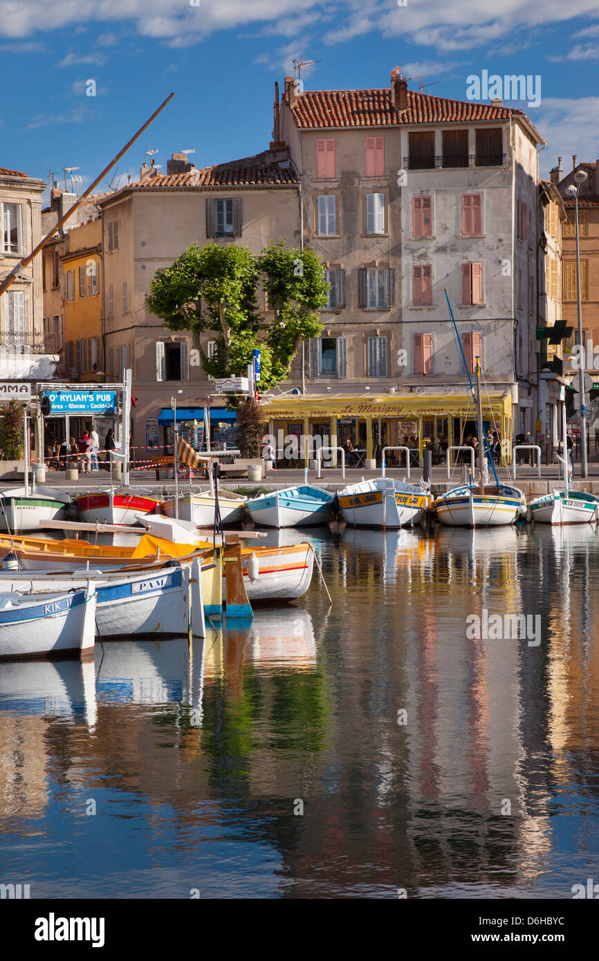Barche a vela colorate nel piccolo porto di La Ciotat, Bouches-du-Rhone, Cote d'Azur, Provenza Francia Foto Stock