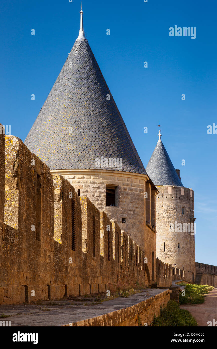 Torrette di guardia lungo le mura del borgo medievale di Carcassonne, Languedo-Roussillon, Francia Foto Stock