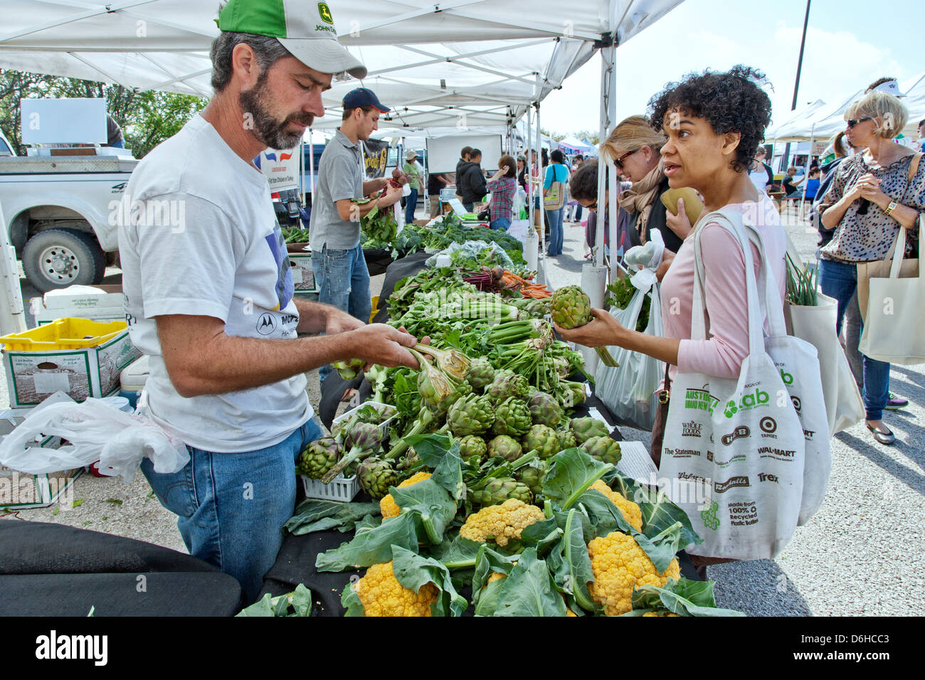 Agricoltore la vendita di verdura, farmers market. Foto Stock