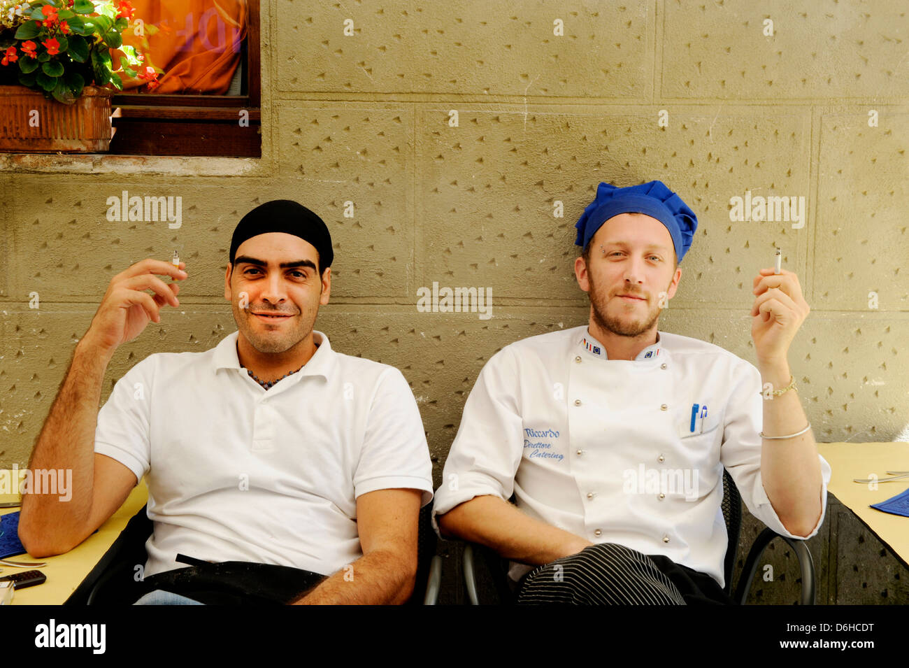 Due chef di fumare fuori del ristorante in SIENA , Italia Foto Stock