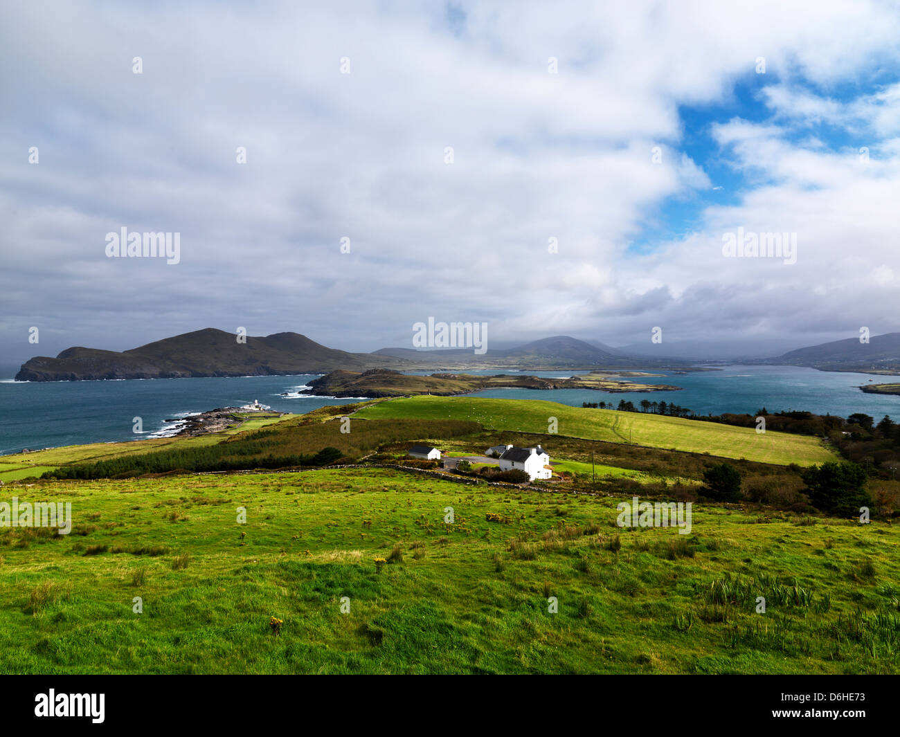 Valencia Island guardando oltre Beginish Island County Kerry Irlanda. Foto Stock