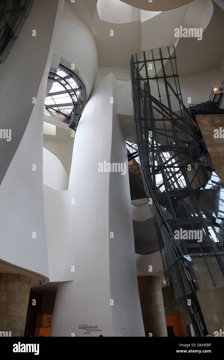 Atrio Interno nel Museo Guggenheim di Frank Gehry Bilbao Foto Stock