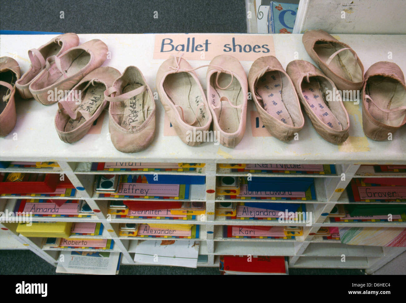 Chiildren balletto di pantofole su un ripiano in un centro di assistenza Foto Stock