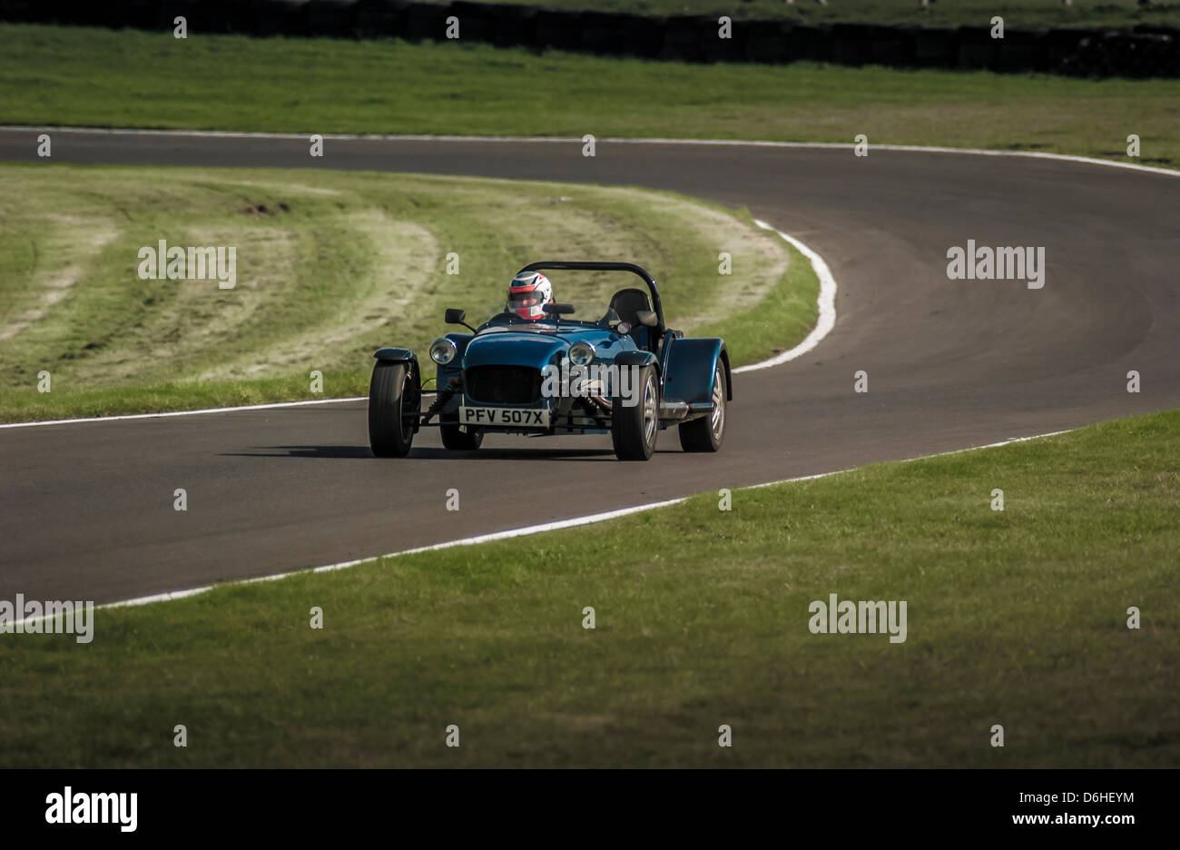 Caterham è un'auto sportiva che corre in una giornata di sole al circuito di Cadwell Park. REGNO UNITO Foto Stock