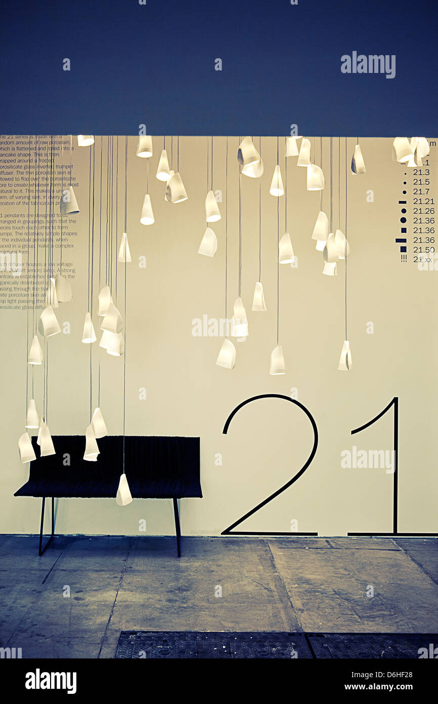 Euroluce mostra presso i saloni Salone del Mobile di Milano 2013 , Lombardia, Italia. Piuttosto la caduta di lampade da soffitto Foto Stock
