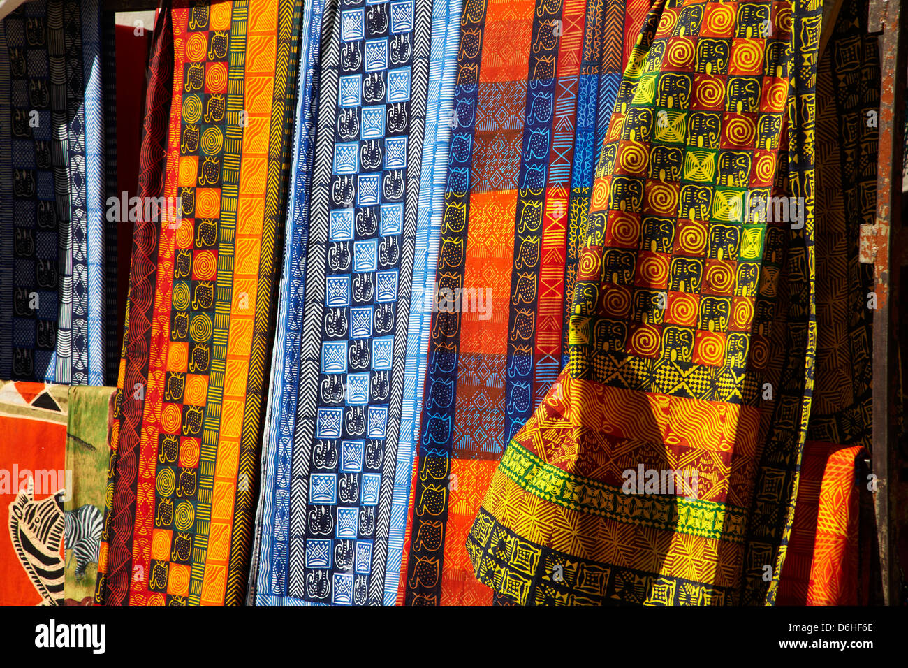 Pressione di stallo di stoffa, African curio mercato, Greenmarket Square (1696), Città del Capo, Sud Africa Foto Stock