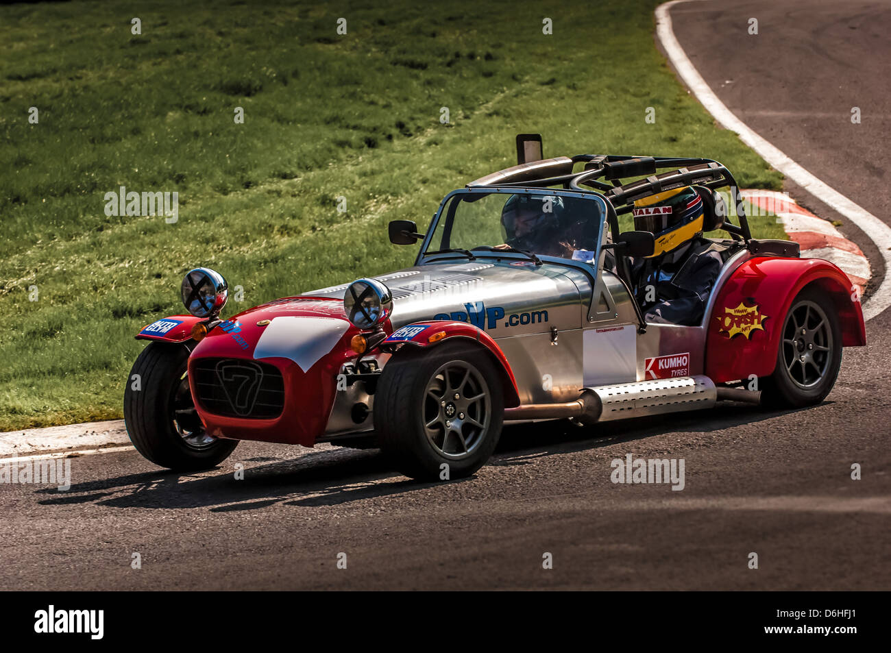 Caterham sette corse di auto sportive al circuito di Cadwell Park. Foto Stock