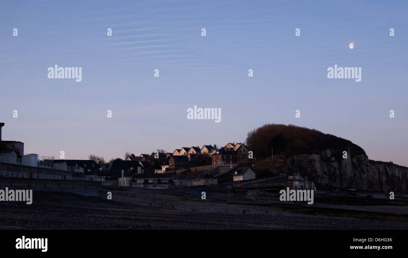 Sunrise, Francese villaggio sul mare e le scogliere, Veules-les-Roses, Normandia, Francia Foto Stock