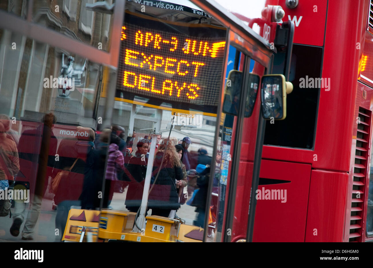 Aspettare i ritardi cartello stradale, Londra, Inghilterra Foto Stock