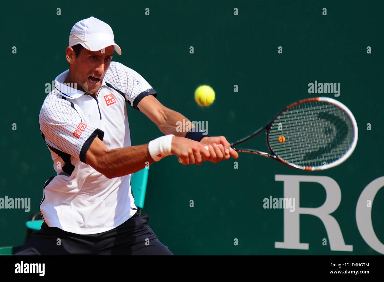 Monte Carlo, Monaco. 18 Aprile, 2013. Novak Djokovic in azione contro Juan Monaco durante l'ATP Monte Carlo Rolex Masters dal Monte Carlo Country Club. Foto Stock