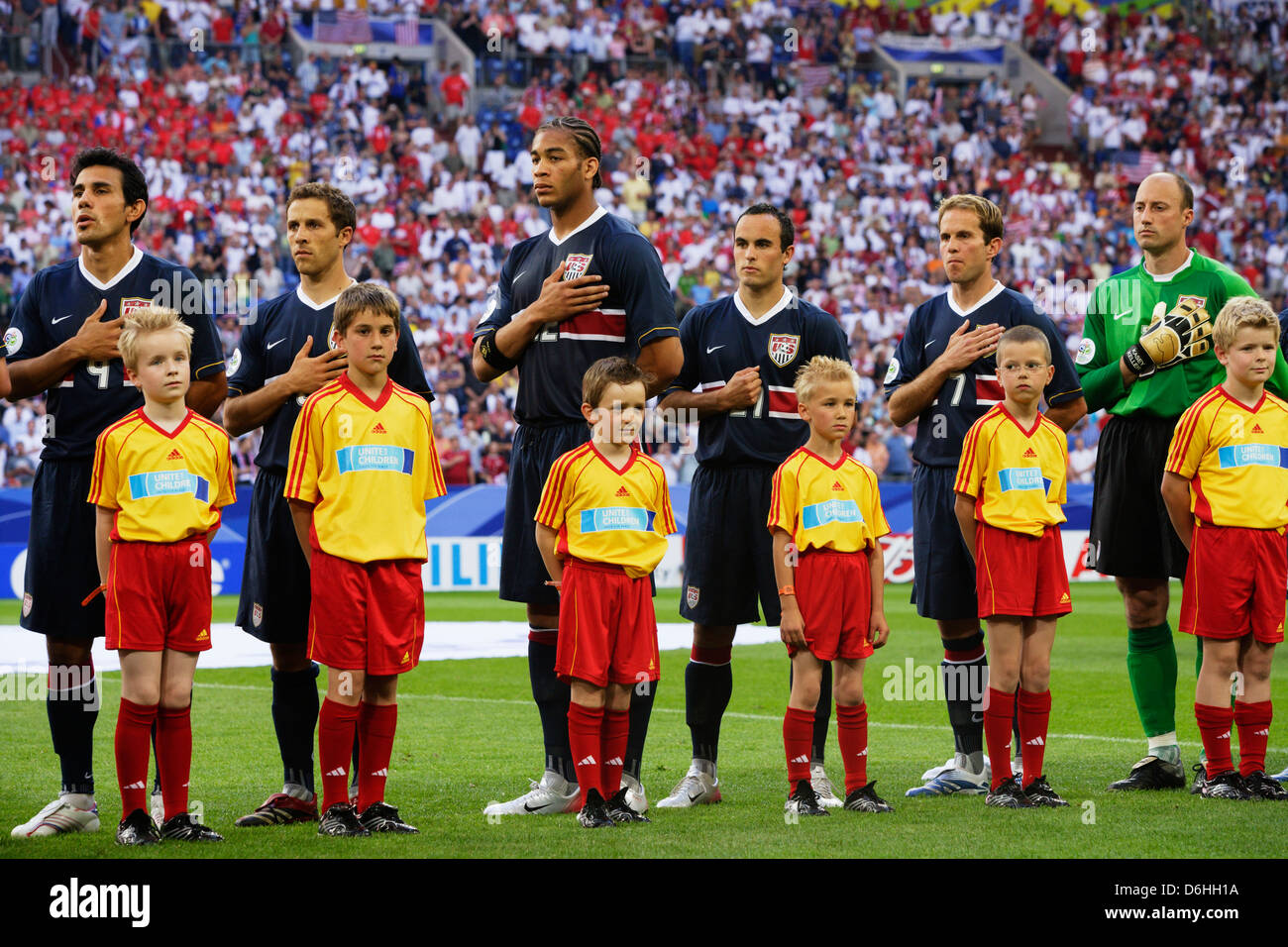 GELSENKIRCHEN, GERMANIA - 12 GIUGNO: I giocatori degli Stati Uniti Pablo Mastroeni, Steve Cherundolo, Oguchi Onyewu, Landon Donovan, Eddie Lewis e Kasey Keller (L-R) stanno per l'inno nazionale prima della partita del gruppo e della Coppa del mondo FIFA contro la Repubblica Ceca al FIFA World Cup Stadium il 12 giugno 2006 a Gelsenkirchen, Germania. Solo per uso editoriale. (Fotografia di Jonathan Paul Larsen / Diadem Images) Foto Stock