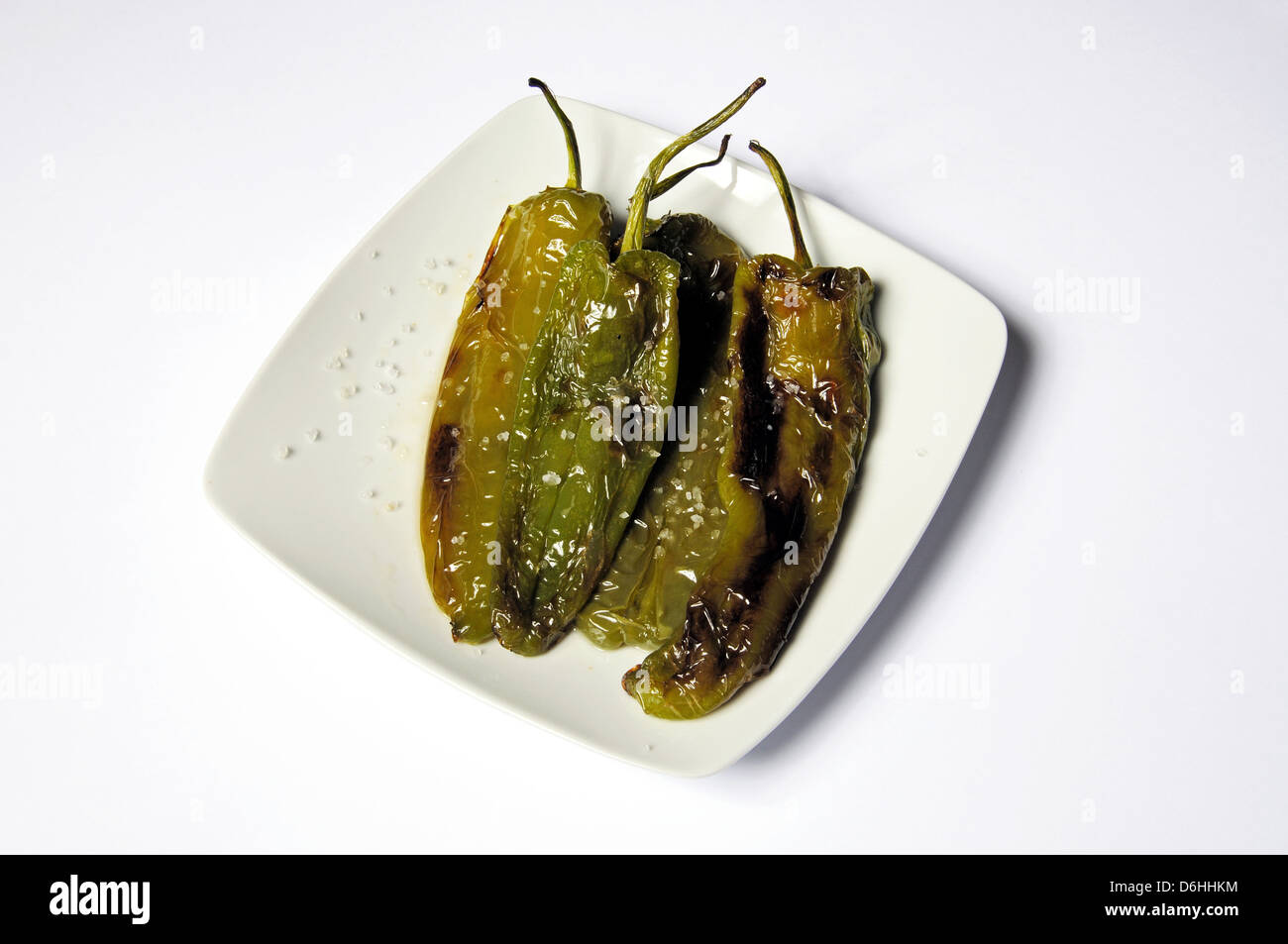 Fried italiano peperoni appuntita cosparso con sale marino, tapas, Costa del Sol, provincia di Malaga, Andalusia, Spagna, Europa occidentale. Foto Stock