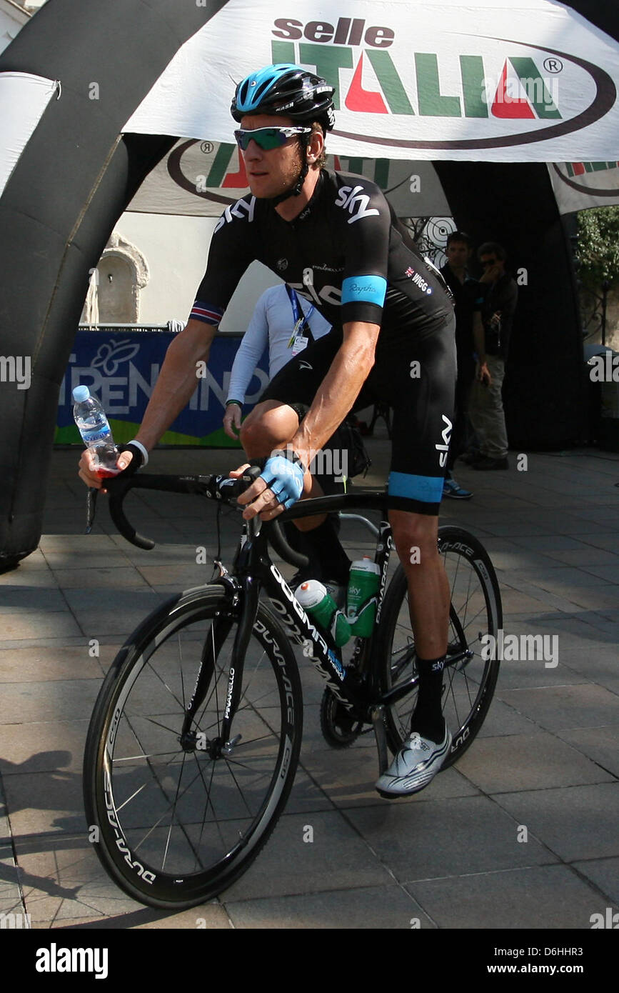 Pergine Valsugana, Italia. 18 Aprile, 2013. Ciclista Bradley Wiggins GBR) di Sky Procycling Team all'inizio della terza fase di 176,1 km delle escursioni in bicicletta da corsa su strada 'Giro del Trentino" Foto Stock