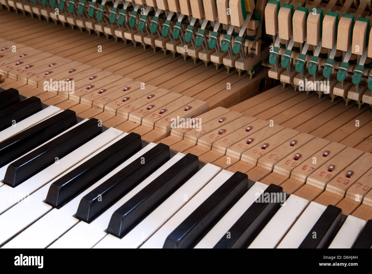 Tasti e meccanica nel lato interno di un pianoforte Foto Stock