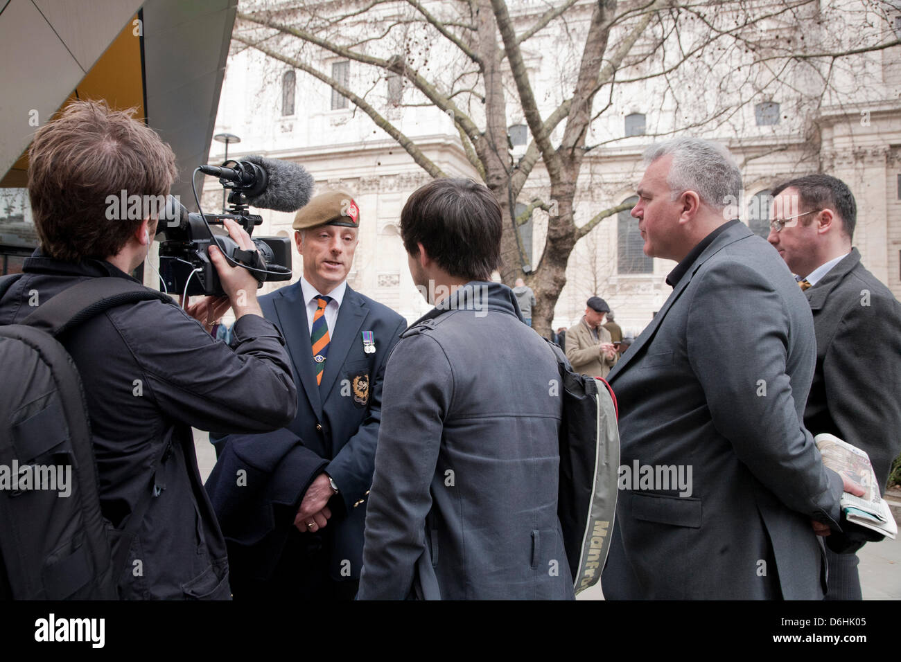 La media al funerale della Baronessa Thatcher tenutosi presso la cattedrale di St. Paul, Londra, Regno Unito il 17 aprile 2013. Margaret Thatcher conosciuta anche come la "signora di ferro" è stata la più lunga-servendo del Primo Ministro britannico del XX secolo ed è la sola donna per avere ricoperto la carica. Foto Stock La media al funerale della Baronessa Thatcher tenutosi presso la cattedrale di St. Paul, Londra, Regno Unito il 17 aprile 2013. Margaret Thatcher conosciuta anche come la "signora di ferro" è stata la più lunga-servendo del Primo Ministro britannico del XX secolo ed è la sola donna per avere ricoperto la carica. Foto Stock
